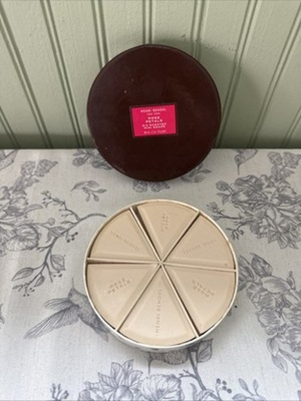 HENRI BENDEL NEW YORK Vintage Rose Petals Six Scented Soaps Set Discontinued